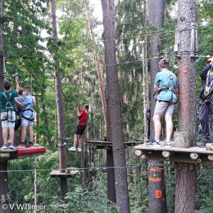 Konfis im Hochseilgarten